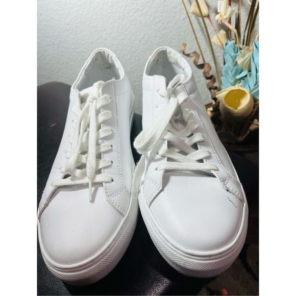 Steve Madden Bolo White Sneaker size 8 - Picture 3 of 4
